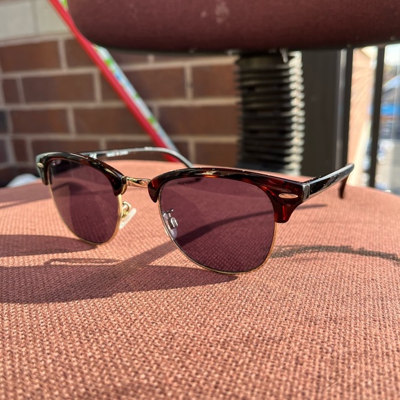 Uniqlo Sunglasses 😎 🕶️ - Picture 4 of 10